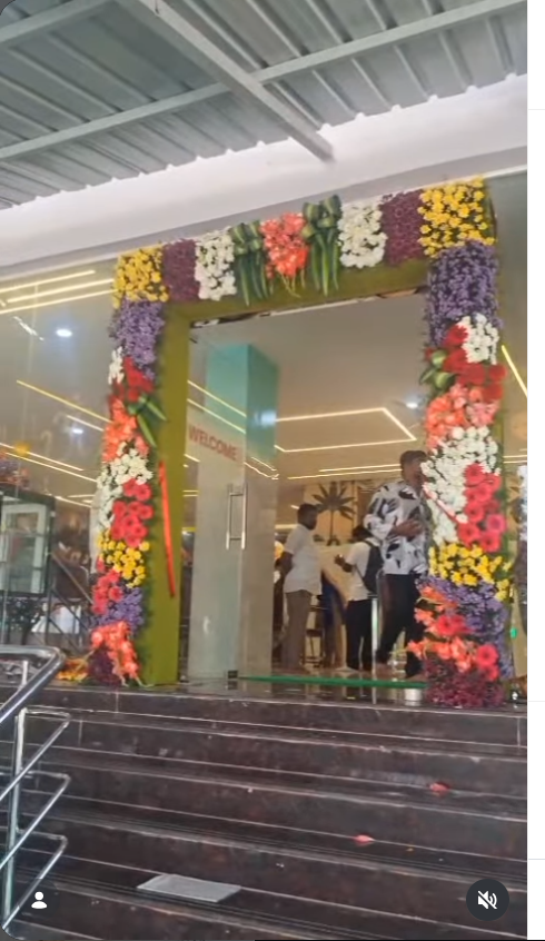Grand fresh flower entrance arch decoration crafted by Shree Aanaandaa Vaaraahi Events